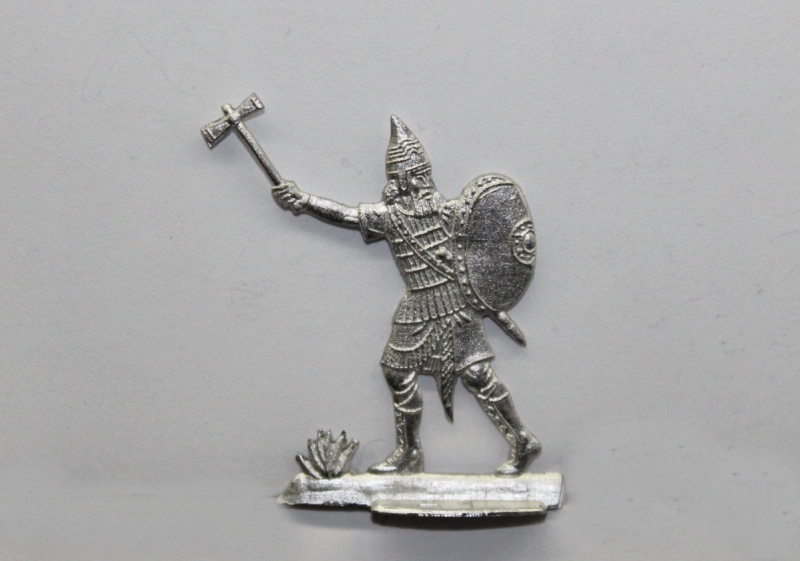 assyrischer Krieger mit Beil und Schild